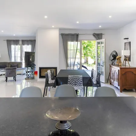 Casa de Férias Maison Piscine Interieur